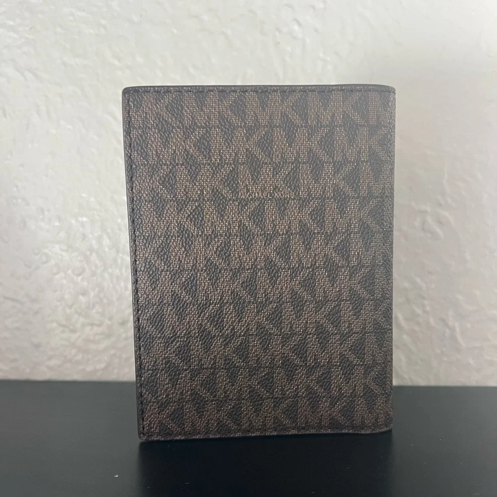✨NWOT - Michael Kors Bedford Travel Passport Leather Wallet Holder✨